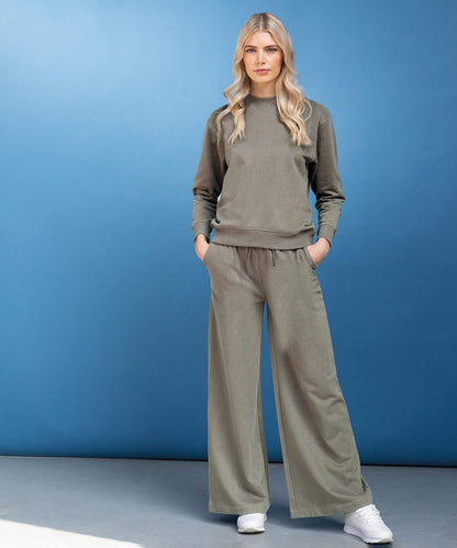Sustainable wide-leg joggers for women showcasing a relaxed fit, crafted from 60% regenerated cotton and 40% recycled polyester for comfort and style.