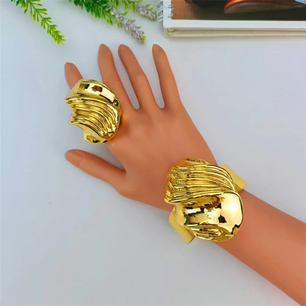 Close-up view of the elegant geometric necklace from the EMMA Women’s Jewelry Set, crafted in 18K gold plating.