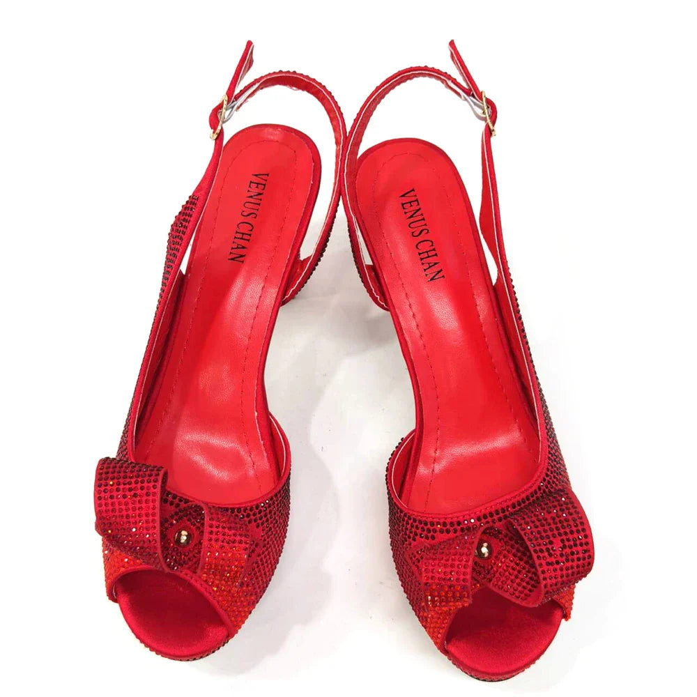 View of the matching peach handbag with a metal handle, designed to complement Venus Chan's elegant high heels, ideal for sophisticated summer outings.