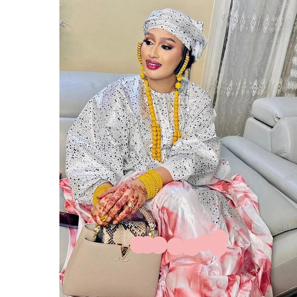 Detailed view of the luxurious cotton fabric and embroidery lace of the Dashiki Bubu dress, epitomizing cultural richness and style.