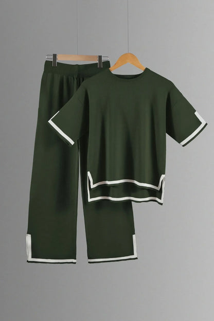 Sophisticated ensemble of a women's knitted trousers suit in solid colour, featuring a loose fit design, epitomising elegance for spring and summer wear.