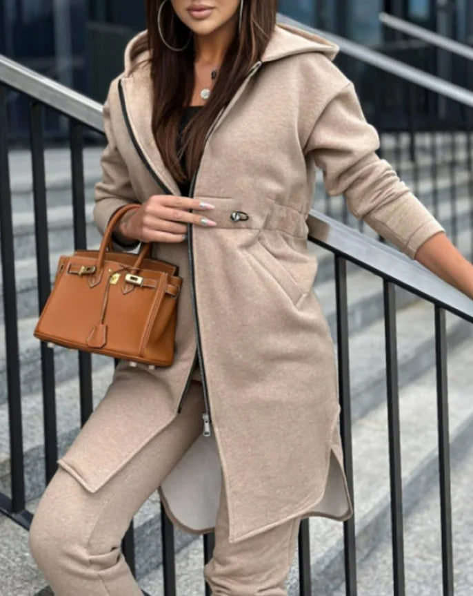 Stylish Women's Long Coat with Zipper Closure, Combining Comfort and Sophistication for Autumn/Winter Style.