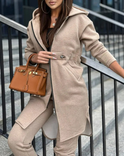 Stylish Women's Long Coat with Zipper Closure, Combining Comfort and Sophistication for Autumn/Winter Style.