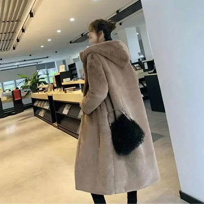 Chic autumn winter faux fur coat for women, ideal for travel and outdoor elegance.