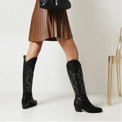 Fashionable knee-high brown PU leather women’s boots with a stylish platform sole for a modern look.