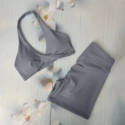 Elegant women's gym wear set, highlighting scrunch details and a push-up effect for enhanced silhouette.