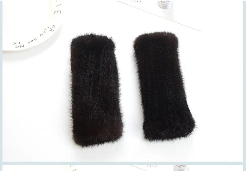 Stylish luxury gloves for women in mink fur, ideal for achieving a fashionable look while staying warm.