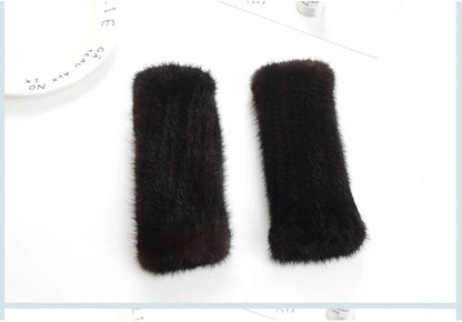 Stylish luxury gloves for women in mink fur, ideal for achieving a fashionable look while staying warm.