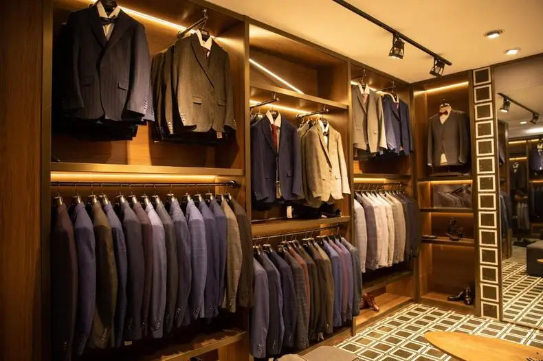 Close-up of premium fabric detail on a men’s slim fit business suit, illustrating the sophisticated texture and craftsmanship.