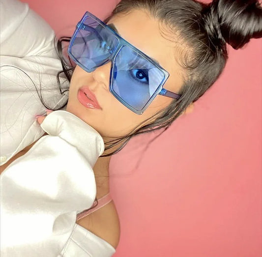 FenQiqi oversized square sunglasses for men and women showcasing UV400 protection, featuring a stylish plastic frame with a 55mm height and 65mm width, perfect for luxury summer outings.