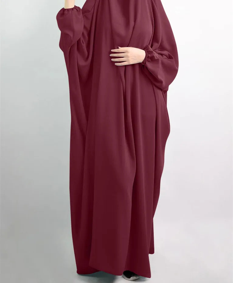 Stylish and practical Muslim abaya, featuring a sophisticated design with slight elasticity, perfect for women desiring comfort combined with elegance.