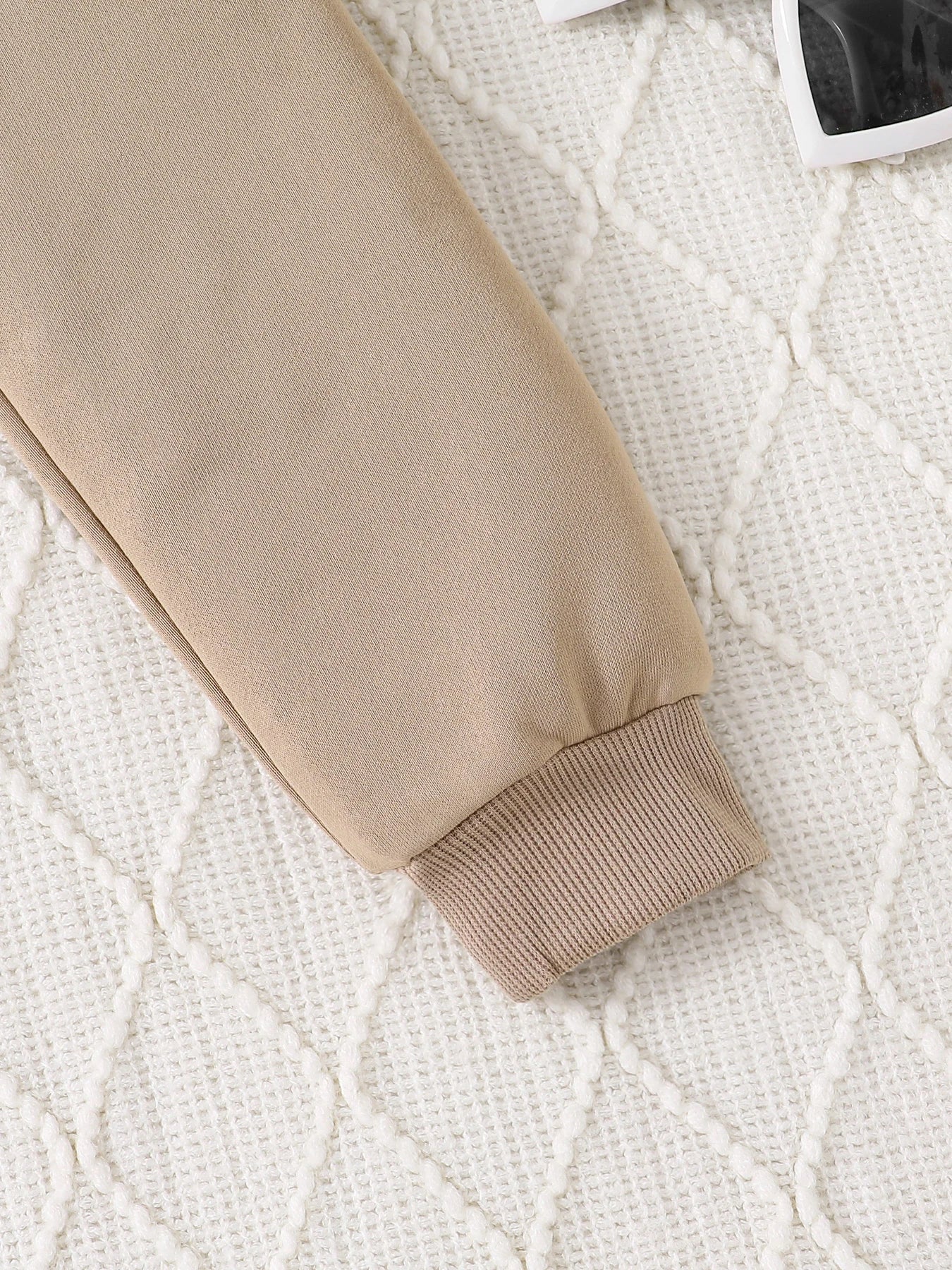 Fashionable girls' outfit set with a solid colour skirt and short sleeve top, designed for comfort and true-to-size fit for children aged 8-12.