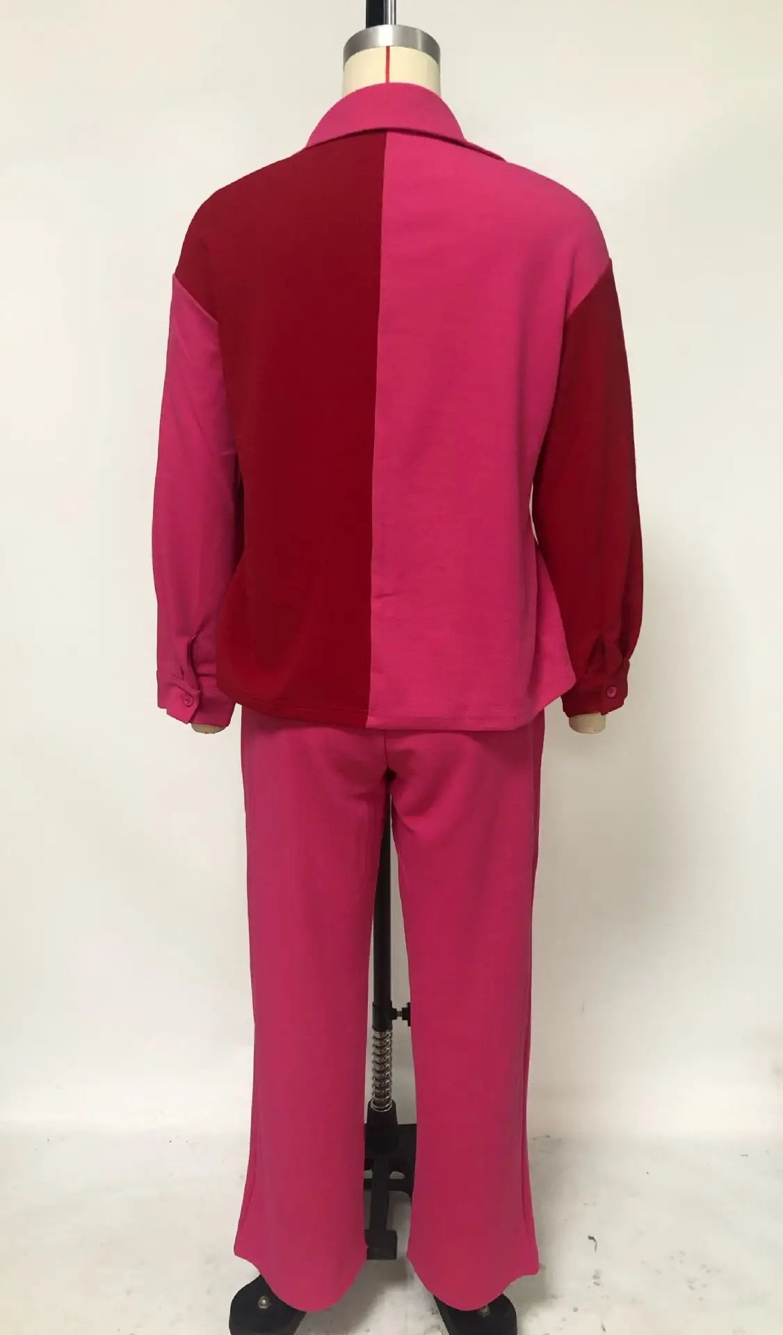 Detail of the Luxury Women's Tracksuit Set highlighting pockets for functionality and comfort, made from premium synthetic fibres.