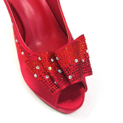 Stylish metal handle and long chain shoulder strap of the matching bag included with our exquisite yellow beaked toe cap heels, perfect for adding a touch of glamour to any outfit.