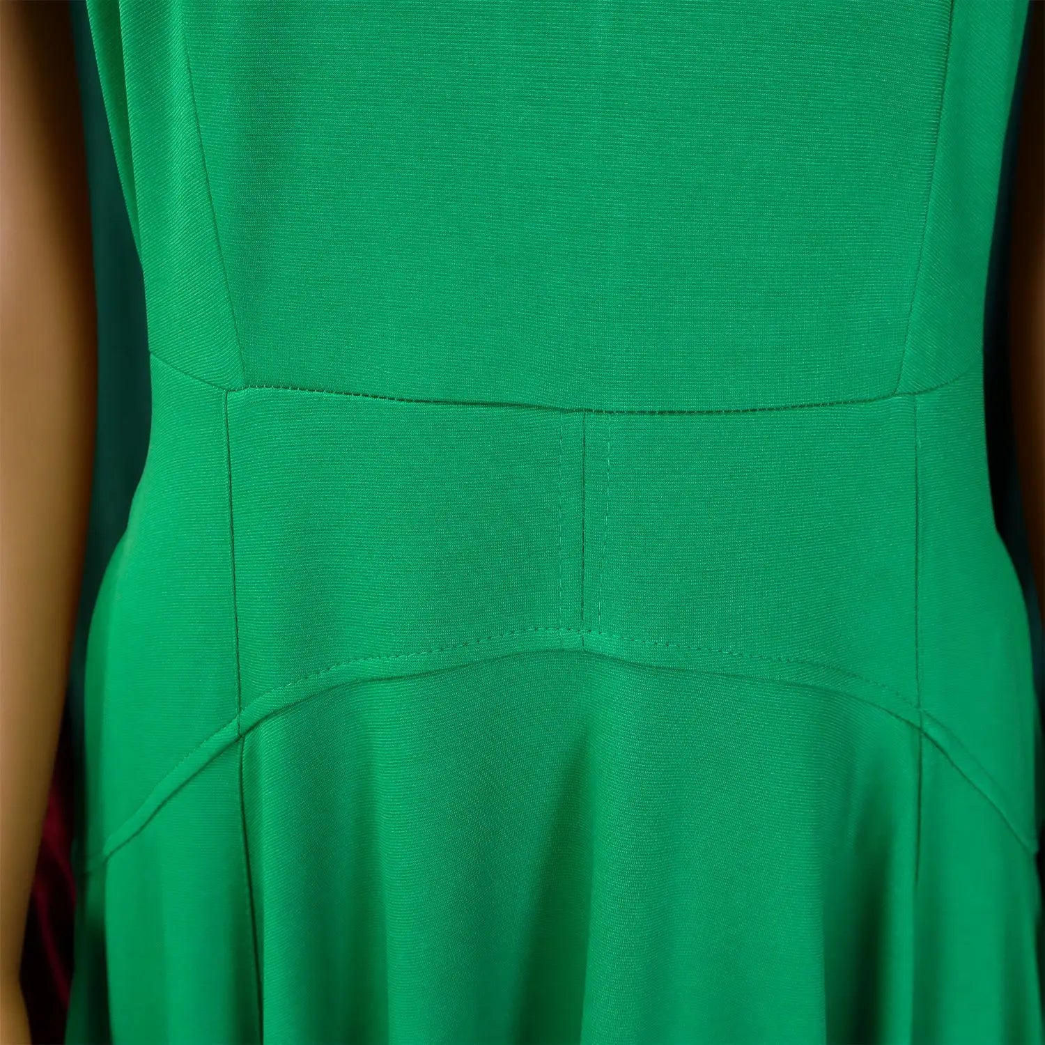 Chic high-waisted pleated dress with a stylish Peter Pan collar, ideal for summer and elegant events.