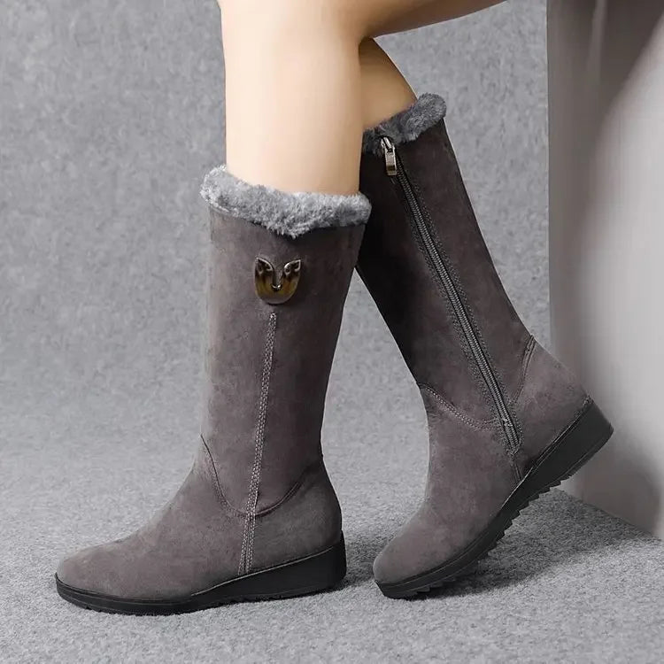 Stylish mid-calf fur-lined boots for women in a fashionable design, combining comfort and luxury for winter outings.
