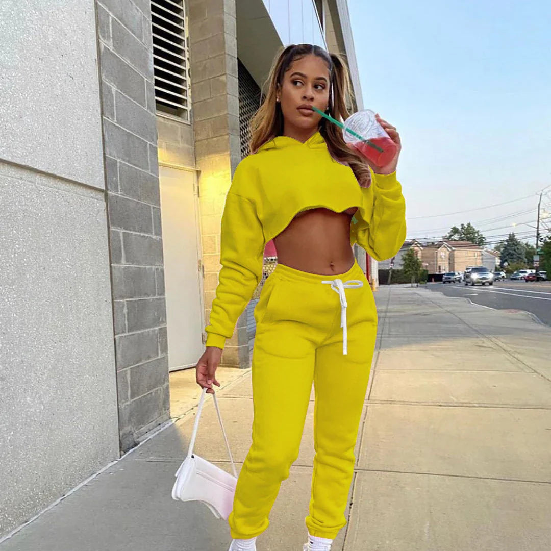 Stylish women’s jogger tracksuit in pink, complete with a pullover hoodie showcasing a chic splicing detail.