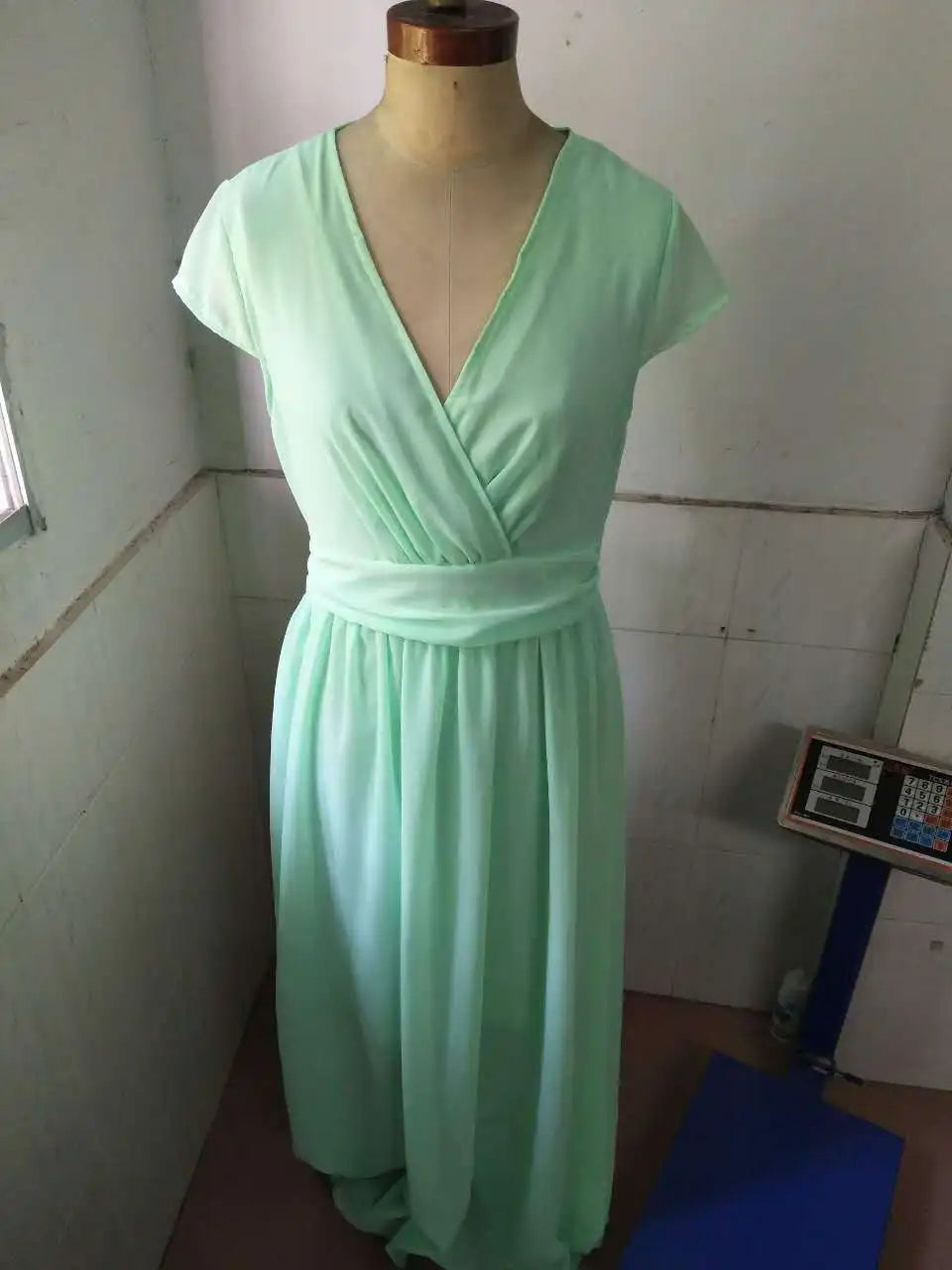 Elegant women's bodycon chiffon dress in a luxurious V-neck design, perfect for spring and summer occasions.