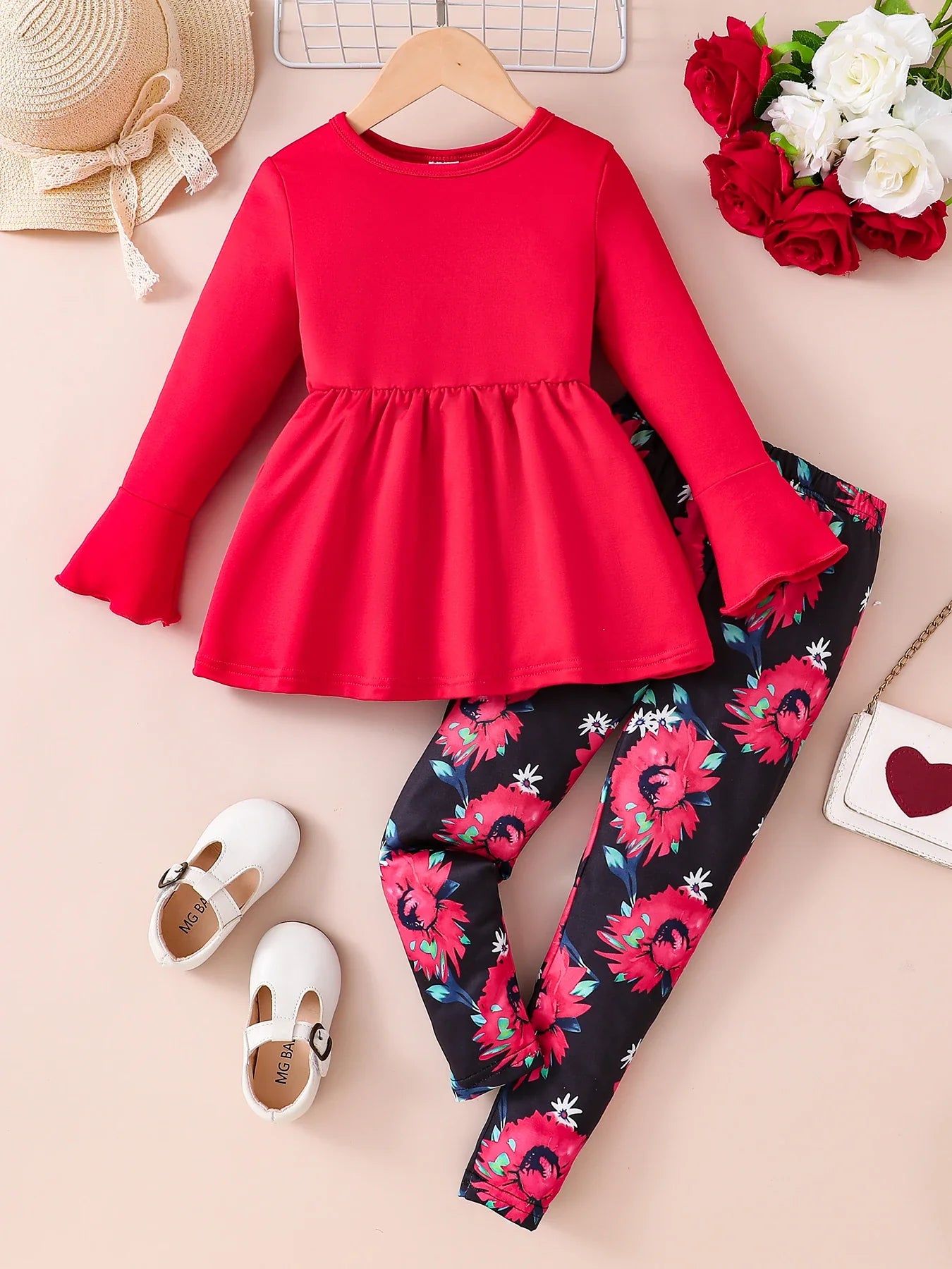 Sophisticated printed tights included in the girls' 2-piece spring fashion set, ideal for fashionable outings and designed for ages 4-6 years.