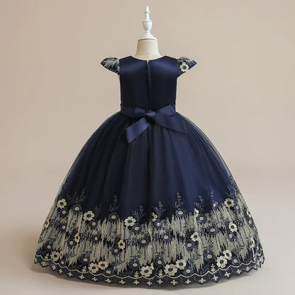 Charming sleeveless ball gown in cotton and lace for girls aged 4 to 12, suitable for formal events and celebrations.
