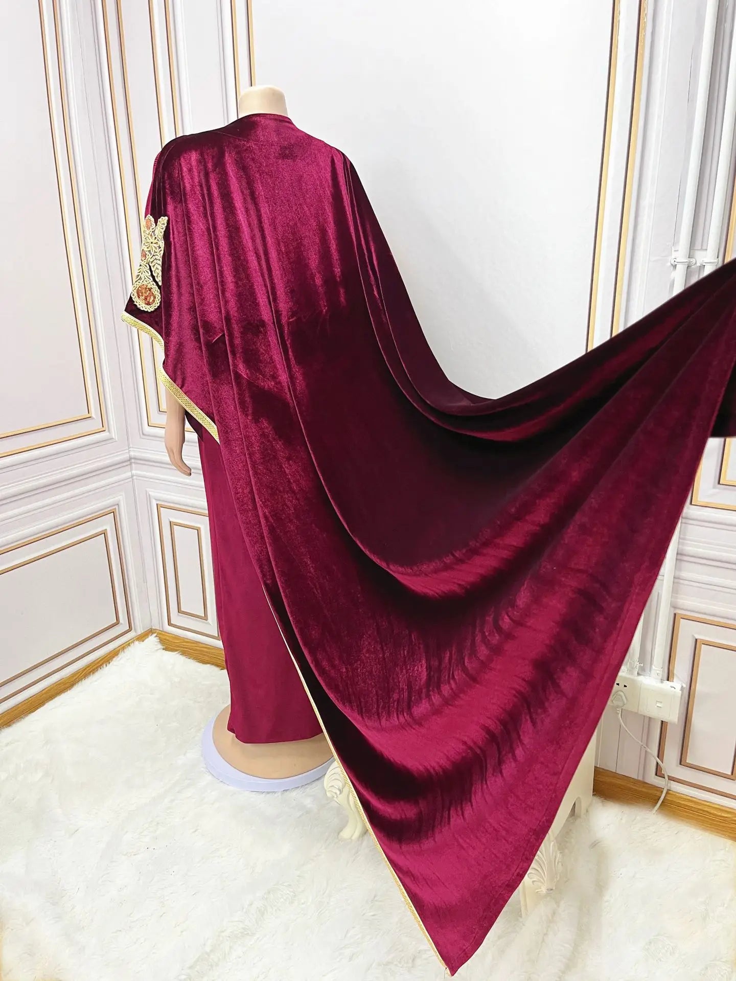 Full-length view of a stunning Moroccan Dubai dress, featuring a loose fit and crewneck, perfect for celebrating elegance in Islamic fashion.