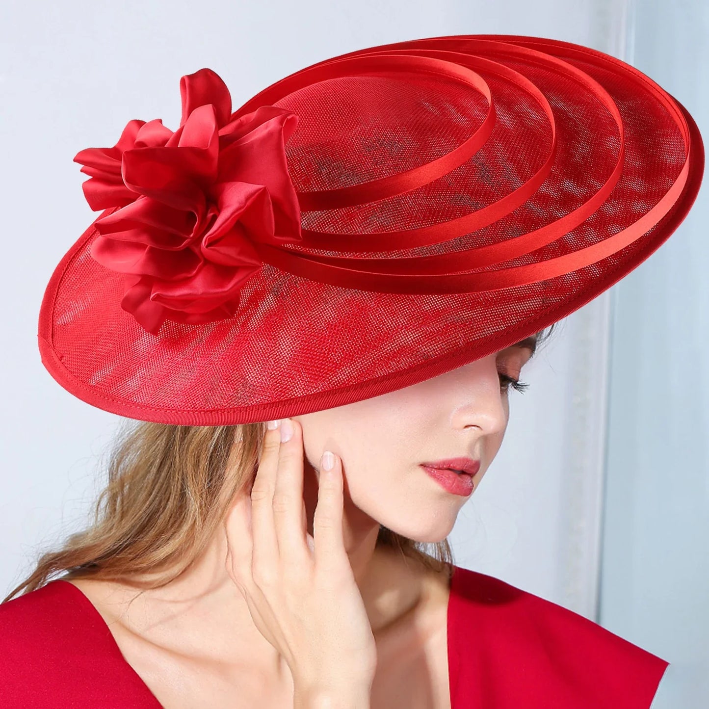Chic fascinator hat with solid pattern, a must-have women's accessory for all seasons, highlighting an exquisite fashion statement.