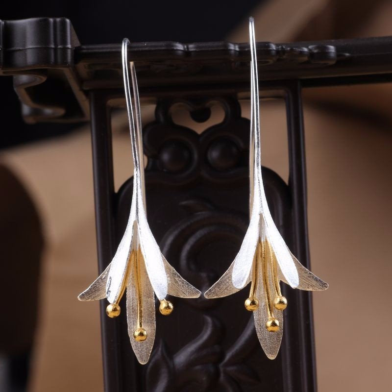Elegant chic vintage floral drop earrings in silver metal, designed for women, showcasing intricate zinc alloy craftsmanship.