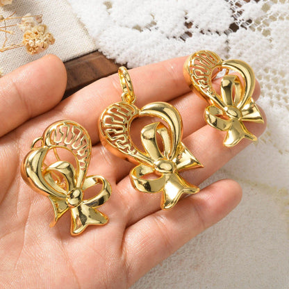 Sophisticated 2-piece set of copper jewelry, including a pendant necklace and earrings, ideal for gifting at weddings.