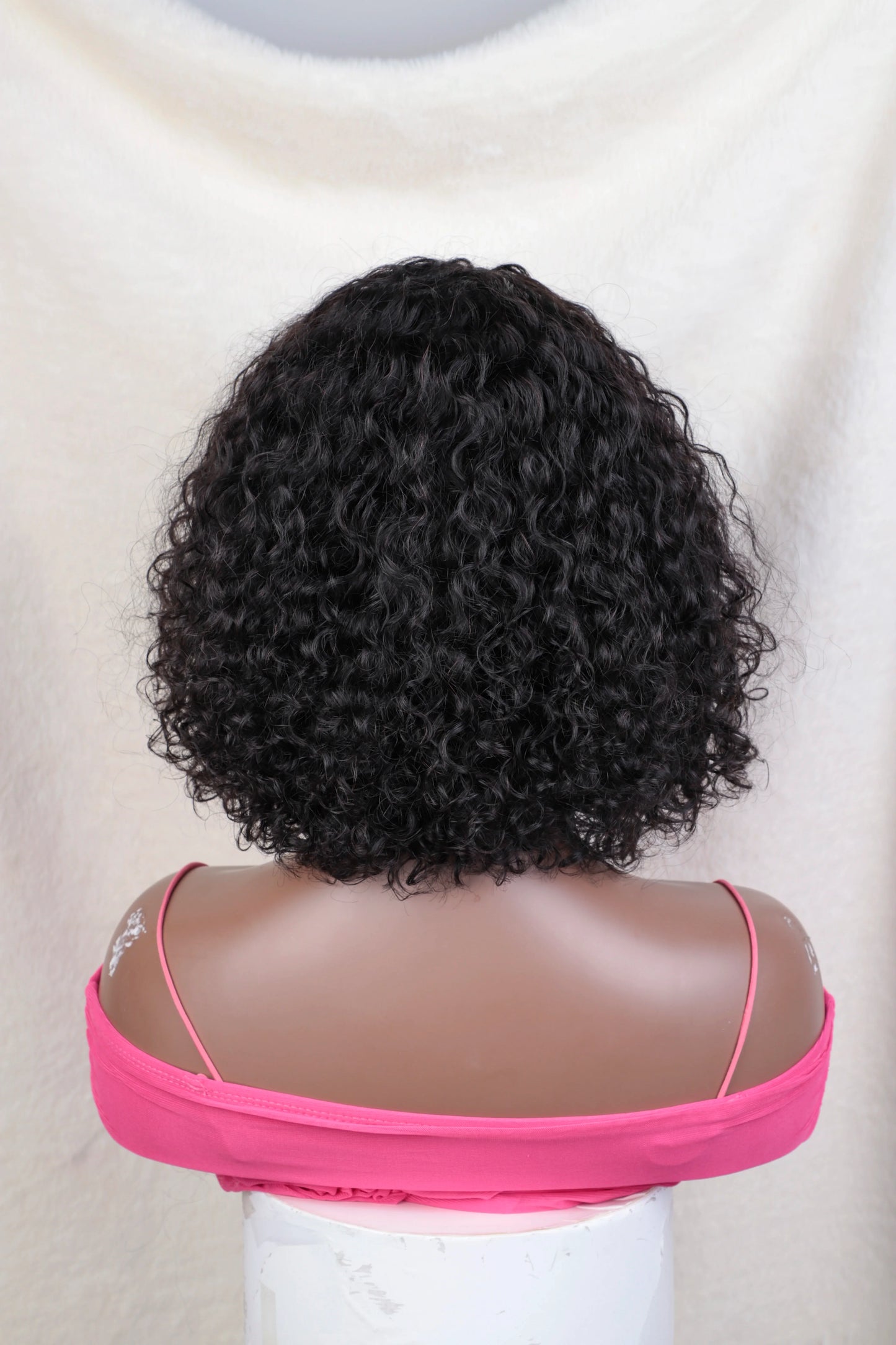 Close-up of Peruvian Highlighted Honey Water Wave Wig, highlighting the intricate curls and rich colour variations for a vibrant style.