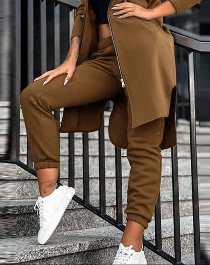 Close-up of luxurious cotton linen fabric of women's hooded tracksuit, combining comfort and sophistication.