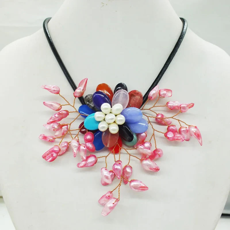 Elegant Trendy Shell Flower Wedding Necklace for Women, featuring exquisite crystal embellishments in a luxurious design that enhances bridal elegance.