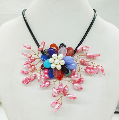 Elegant Trendy Shell Flower Wedding Necklace for Women, featuring exquisite crystal embellishments in a luxurious design that enhances bridal elegance.