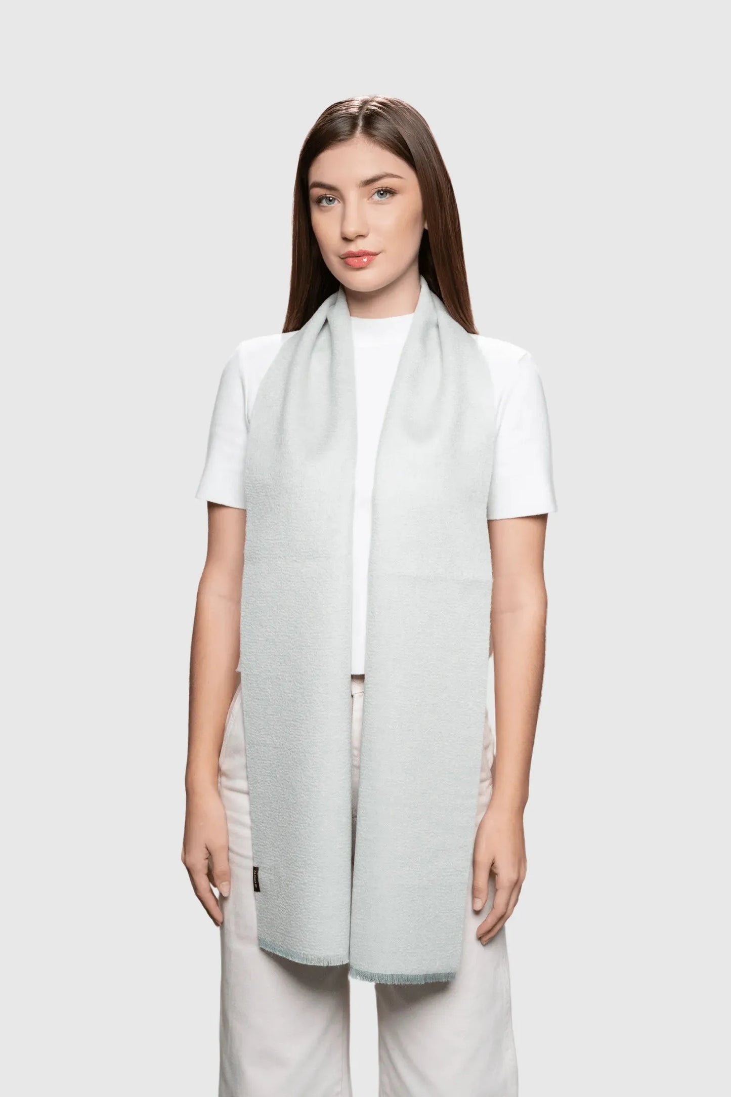 Detail of the soft and stylish baby alpaca scarf highlighting its soft texture and frayed edges, ideal for a chic accessory.