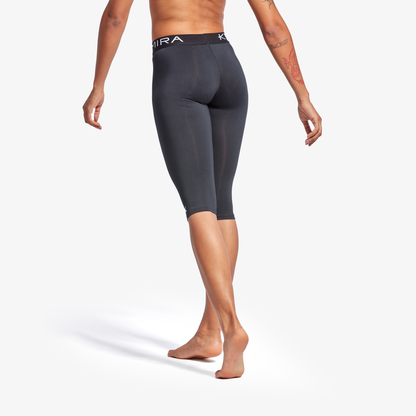 Elegant women's KYMIRA 3/4 leggings demonstrating flatlock seams and elasticated waistband for a secure fit, designed for optimal comfort during workouts.
