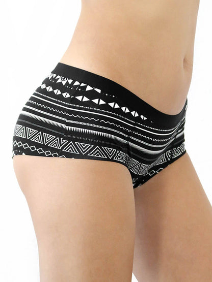 Luxury boyshorts in organic cotton featuring a soft elastic waistband, perfect for comfort and style, from Earth Wardrobe.