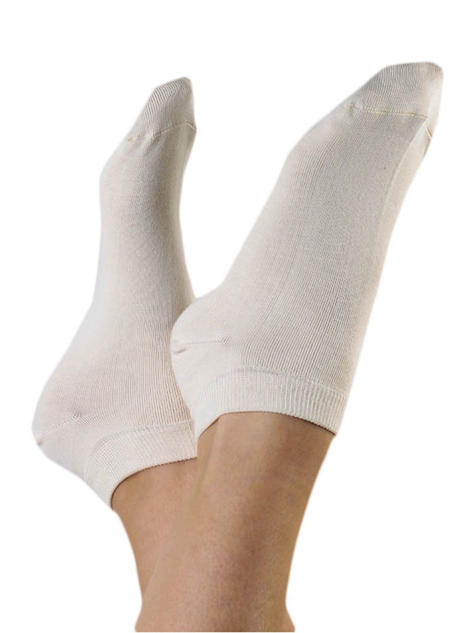 Elegant organic cotton trainer socks featuring a luxurious jersey fabric, designed for superior comfort and style.