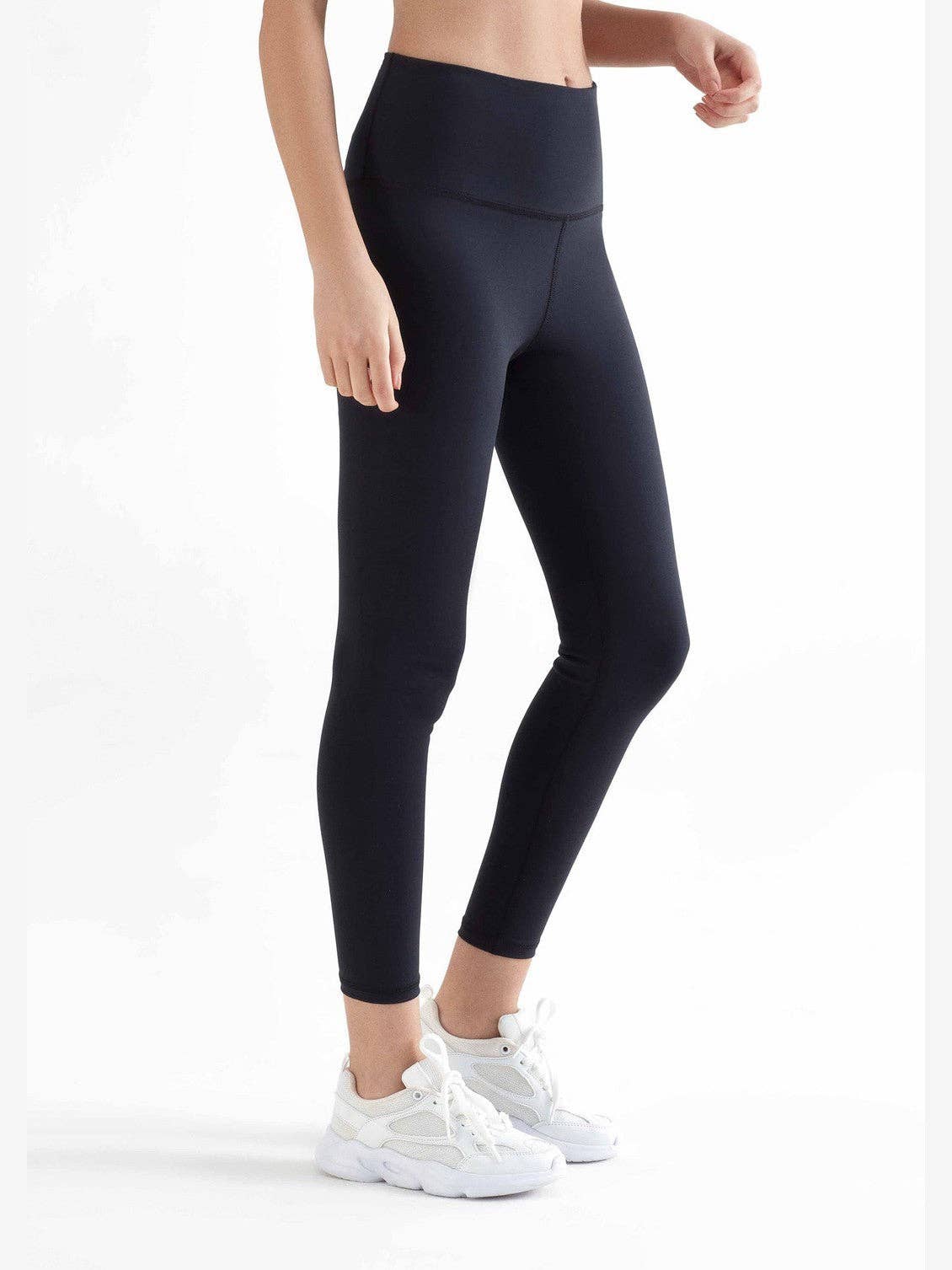 Elegant luxury organic 7/8 stretch leggings for women featuring a high-rise waistband and soft yet firm fabric for a comfortable fit.