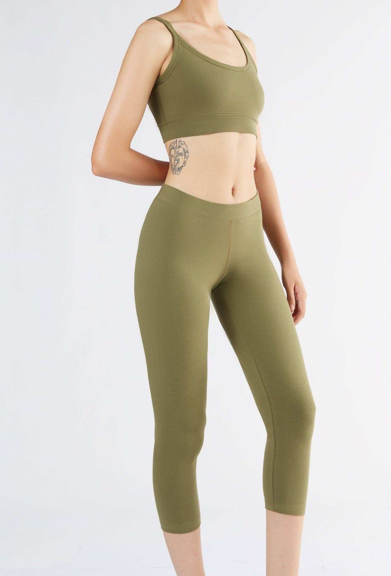 Luxury organic stretch 7/8 leggings for women in soft cotton blend, showcasing a comfortable fit and sporty design.