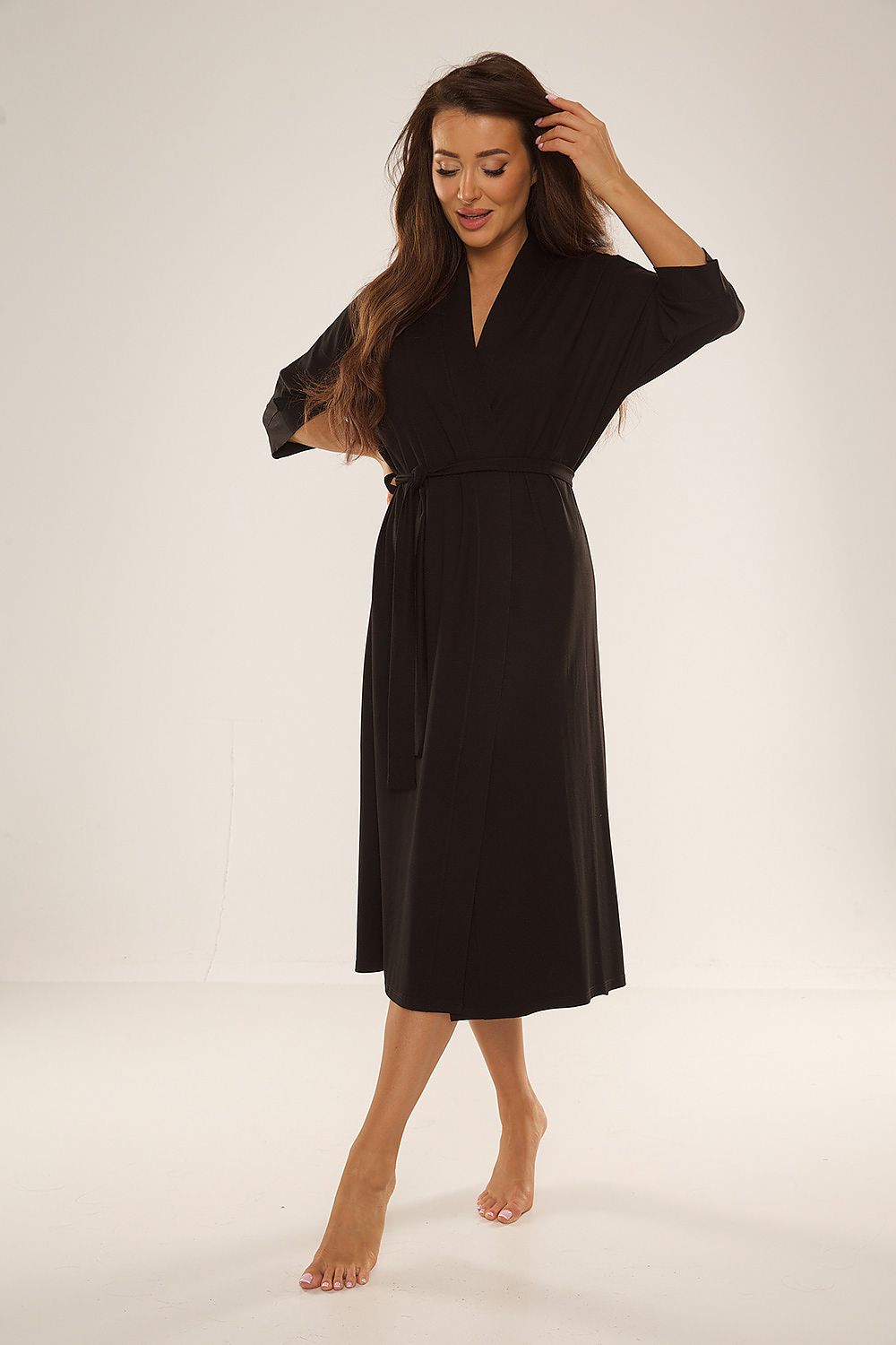 De Lafense women's bathrobe in a sophisticated setting, emphasising its 3/4 sleeve design and delicate waist binding for a fashionable look.