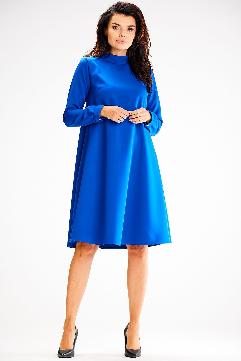 Side view of the loose trapezoidal daydress with long sleeves from Awama, exemplifying a chic and refined silhouette.