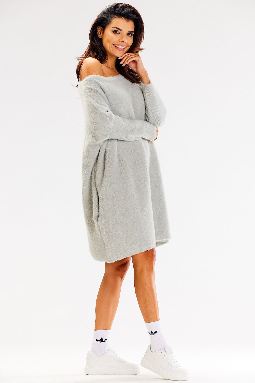 Stylish model wearing an Awama oversized knitted jumper, demonstrate the perfect blend of comfort and haute couture.