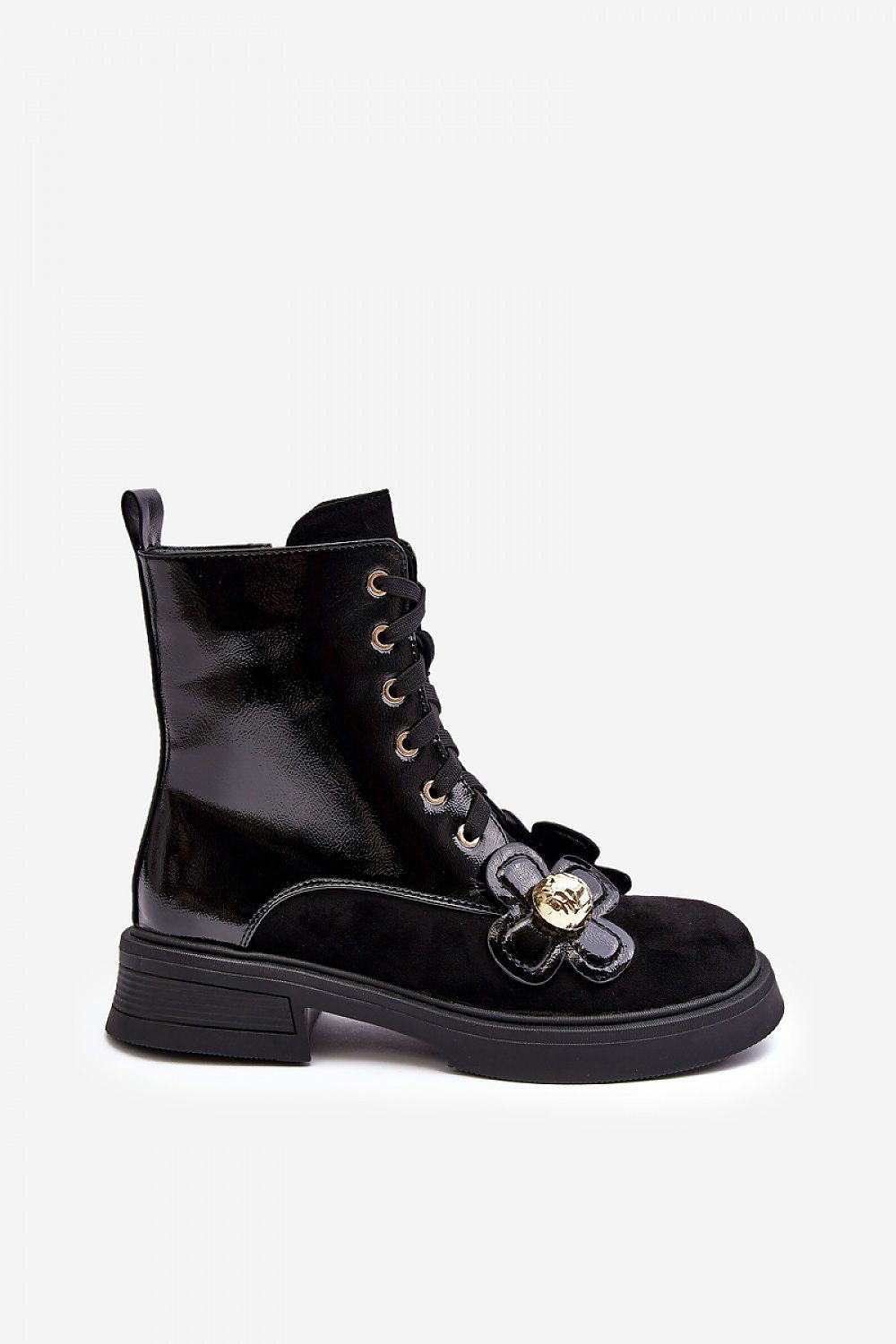 Step in style luxury women's boots in eco-friendly leather, with insulated interior and stylish floral decorations.