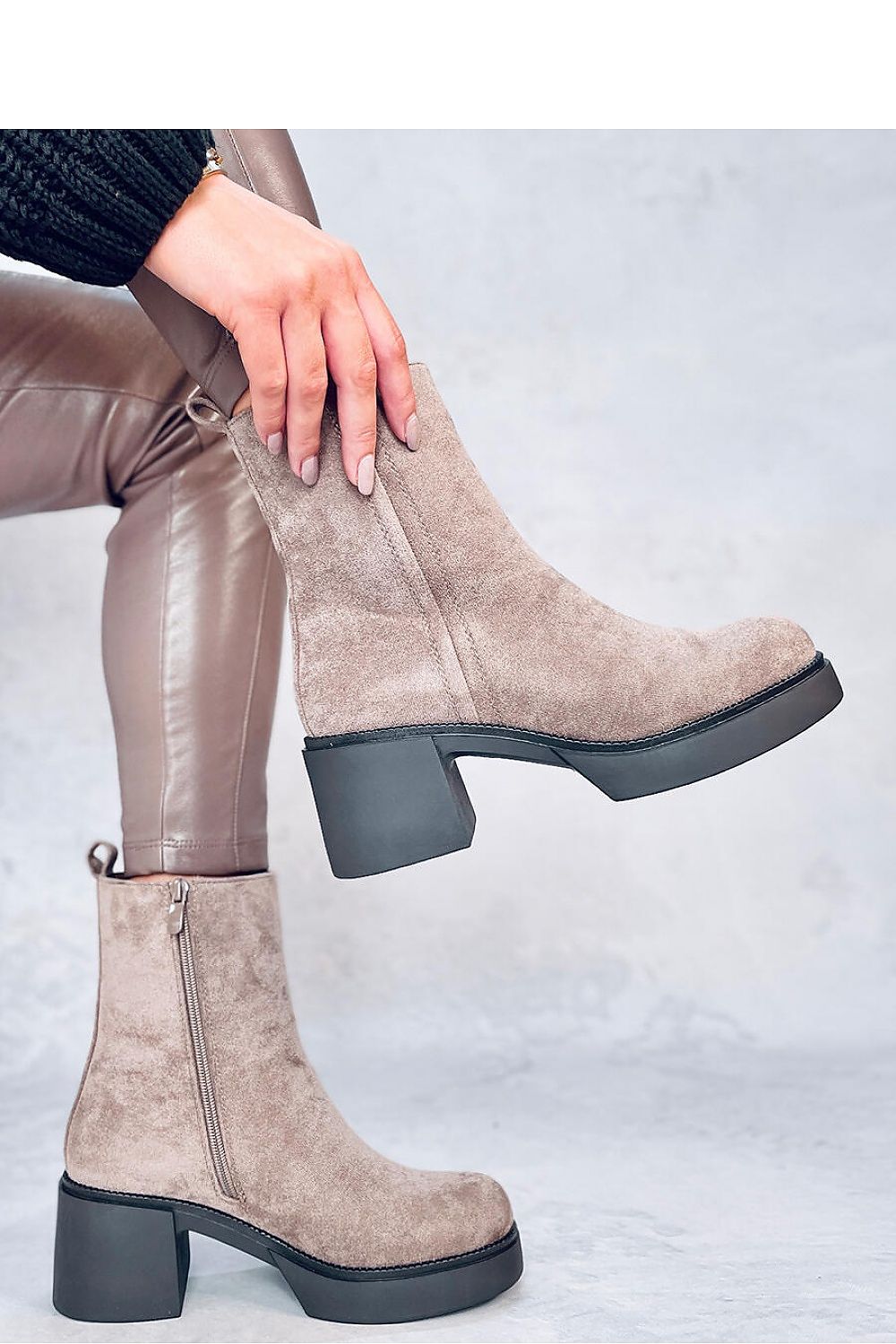Luxury side-zip women's boots by Inello, featuring a classic design with a soft fur lining and ecological leather exterior.