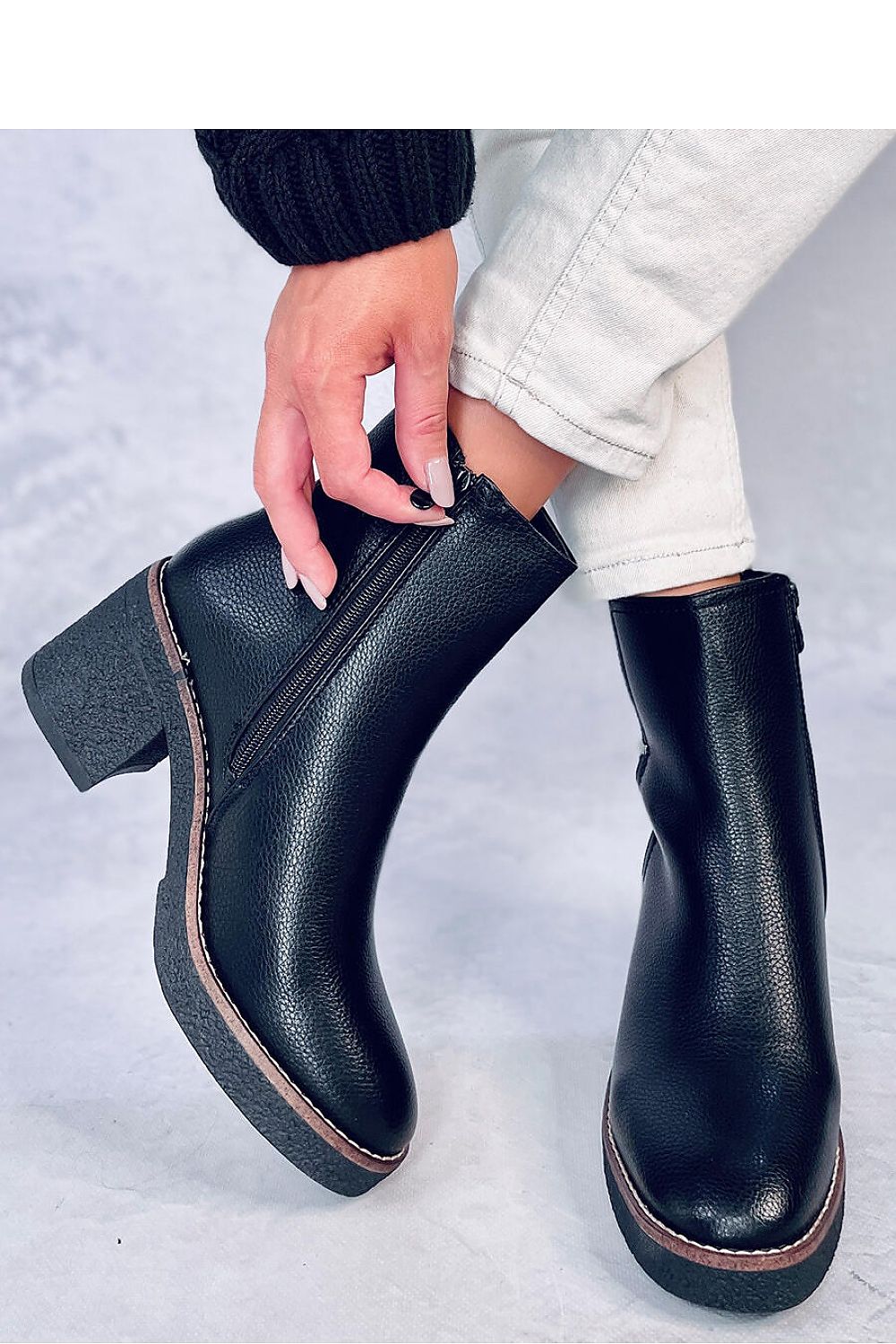 Chic Inello Women's Classic Heel Boots with 7 cm rubber heel, exuding sophistication in organic leather and a cosy soft fur lining, perfect for the discerning fashionista.