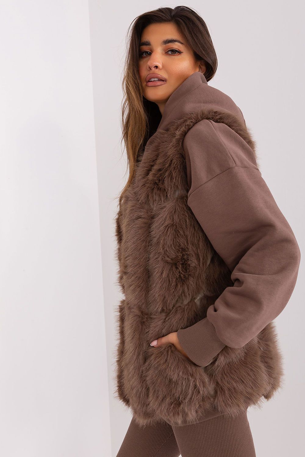 Elegant Polyester Fur Vest from AT featuring sophisticated slip pockets and a refined hook-and-loop closure, perfect for versatile styling.