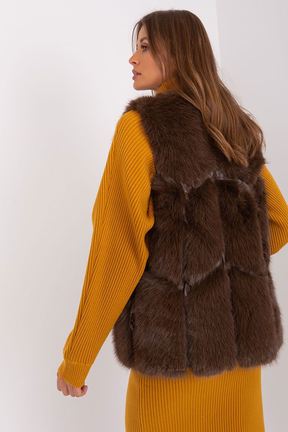 Elegant polyester fur vest from AT, designed for comfort and style, suitable for various occasions with a minimalist aesthetic.