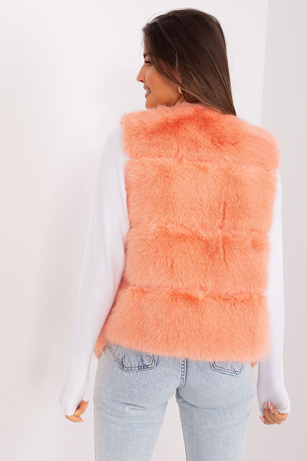 Practical pockets of the Luxury Women's Fur Vest by AT, emphasizing functionality alongside chic style for everyday wear.