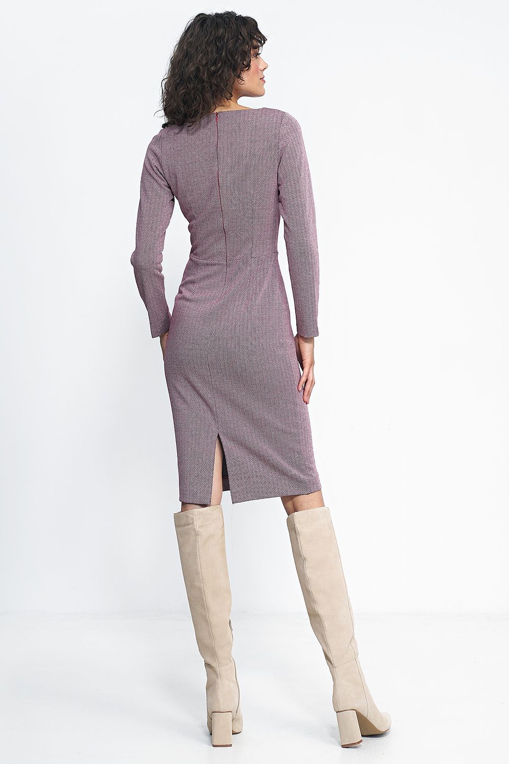 Elegant Nife Daydress with Pleats, featuring refined design and luxurious fabric, perfect for daily professional wear.