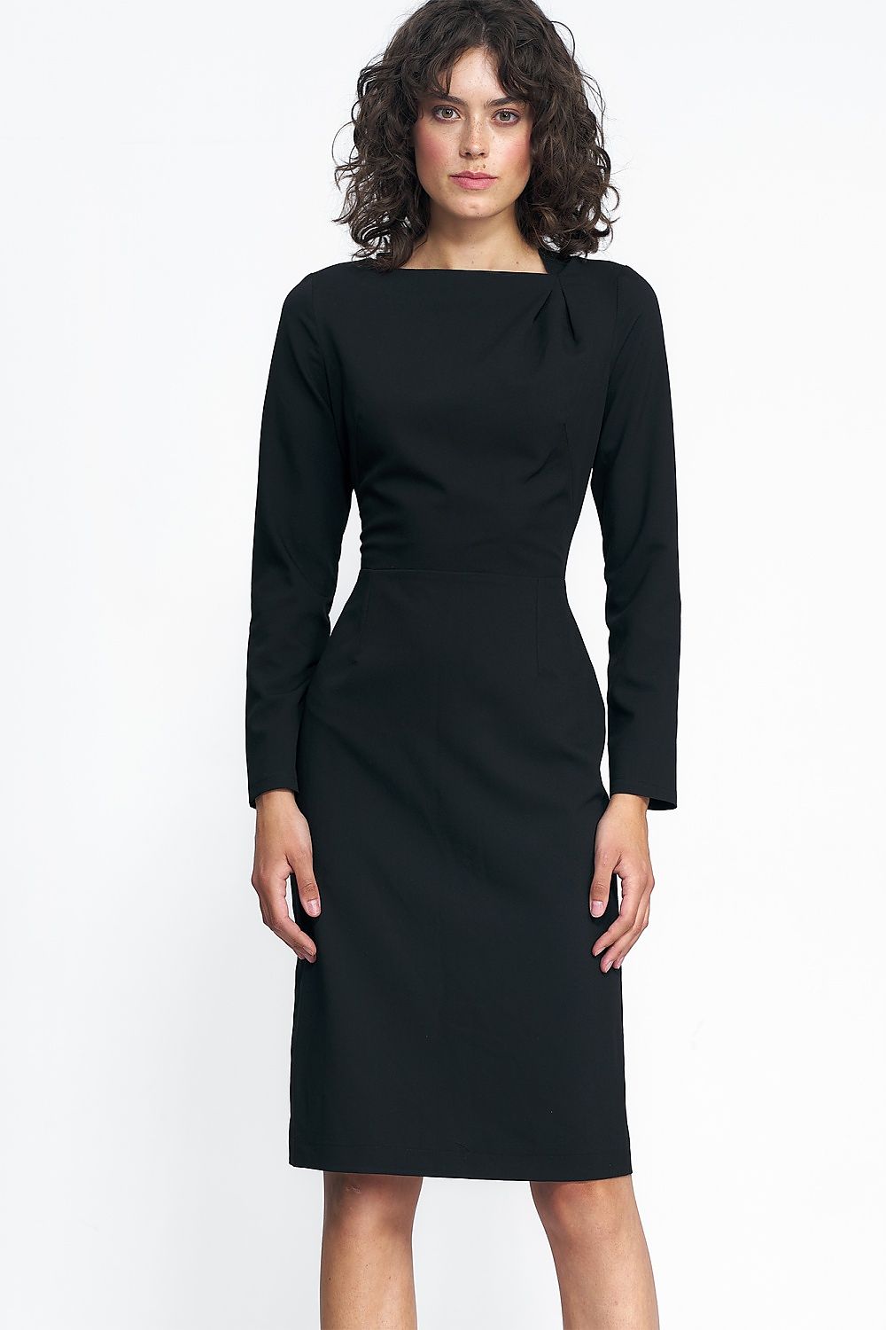 Elegant Nife Daydress with Pleats, highlighting relaxed elegance and versatility for everyday office dressing.