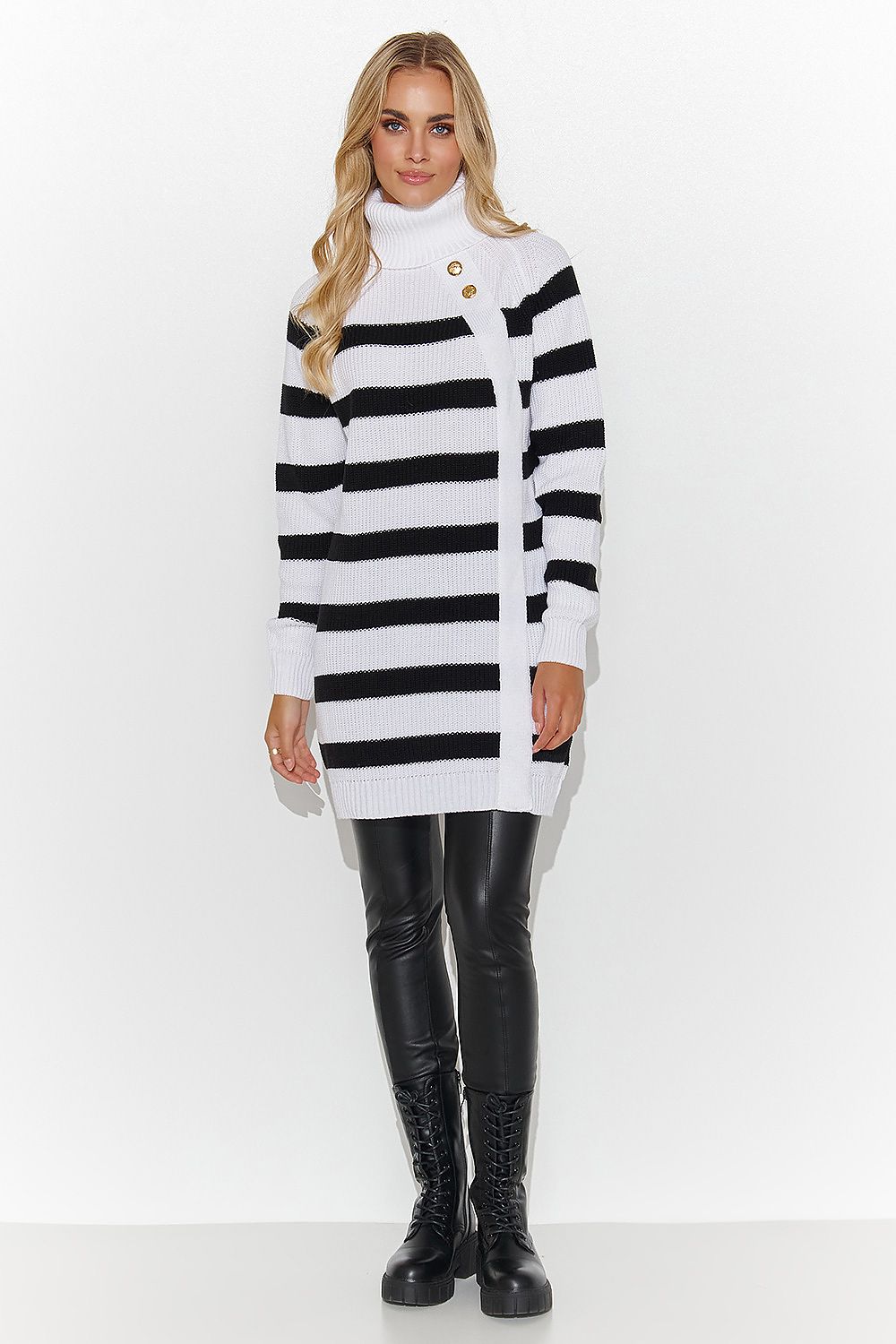 Elegant turtleneck sweater by Makadamia, featuring striking gold buttons and a loose fit, perfect for both casual and formal occasions.